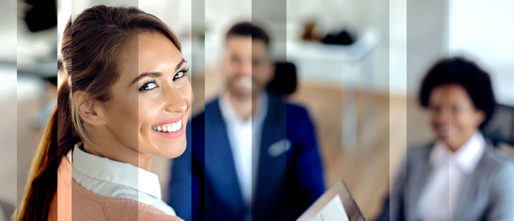 Une femme est en train de faire passer une session de recrutement.